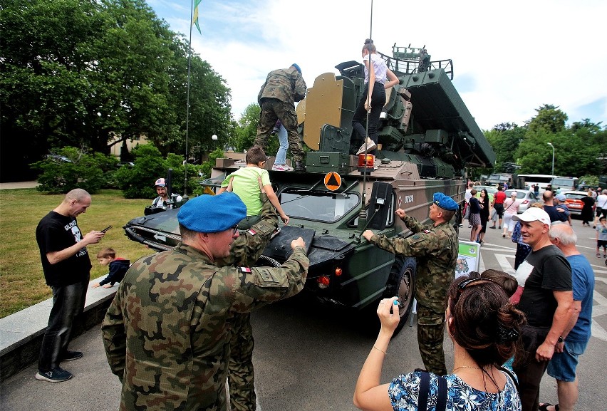 Wojskowe atrakcje podczas pikniku na Jasnych Błoniach w Szczecinie. ZDJĘCIA