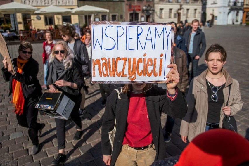 Uczniowie poznańskich szkół wyszli w poniedziałek na ulice...