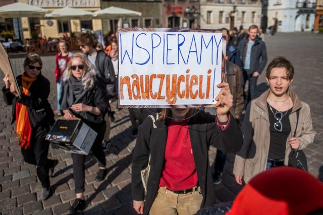 Uczniowie poznańskich szkół wyszli w poniedziałek na ulice Poznania w geście solidarności z protestującymi nauczycielami.