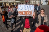 Poznań: Uczniowie wspierają nauczycieli. Wyszli na ulice miasta w geście solidarności [ZDJĘCIA]