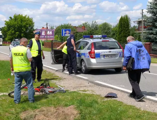 Miejsce wypadku, w niebieskiej kurtce kierowca ciężarówki.