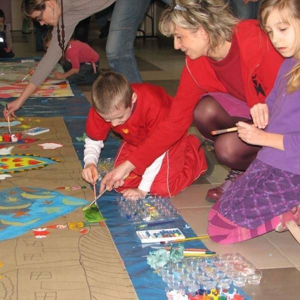 Dzieciaki malowały w Muzeum Zabawek i Zabawy wielki wspólny obraz - co tam komu w duszy gra.