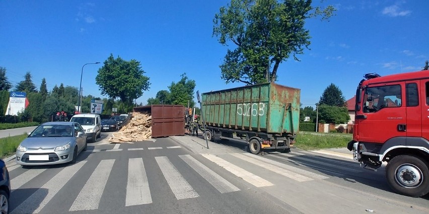 Wypadek ciężarówki na ulicy Okólnej w Łodzi. Drewniane skrzynki leżały na jezdni 