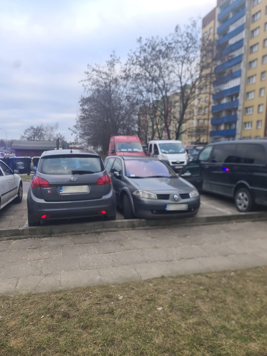 Kierowca renault megane uciekał przed policją uliczkami...