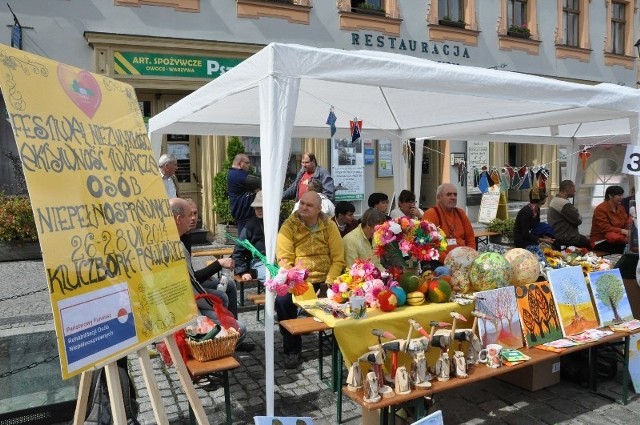 Na 3-dniowy Festiwal Niezwykłości i Kreatywności Osób Niepełnosprawnych w Kluczborku przyjechało 220 uczestników z kilku województw. Dzisiaj niepełnosprawni prezentowali swoje zdolności i umiejętności na kluczborskim Rynku.