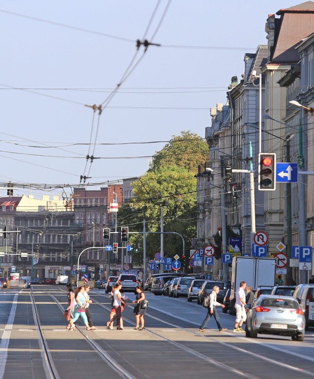 Przebudowując kilka lat temu Warszawską urzędnicy pominęli małą architekturę. Mieszkańcy chcą to teraz zmienić