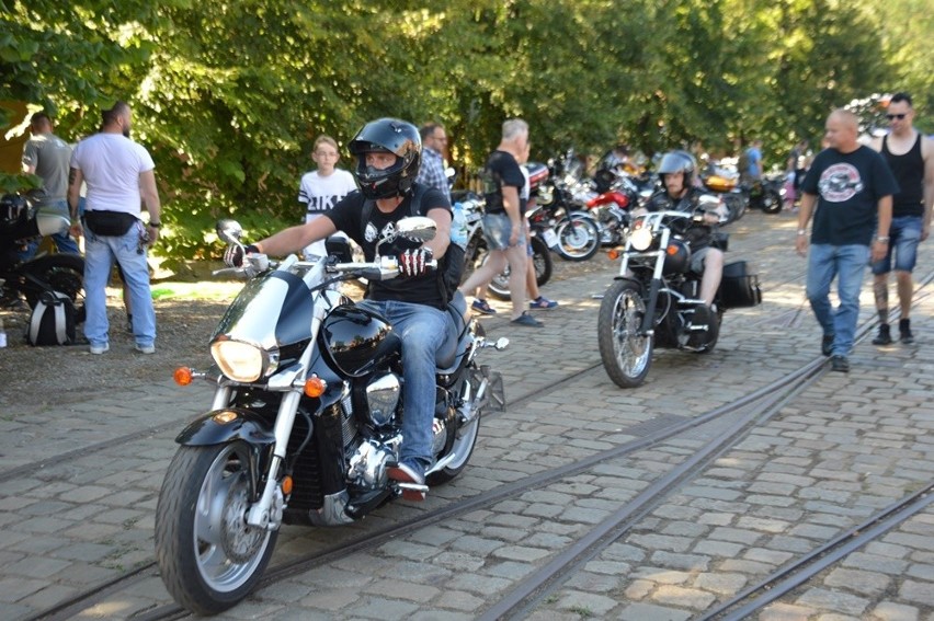 Amerykańska motoryzacja w zajezdni Dąbie. Trwa Kustom Konwent (ZDJĘCIA)