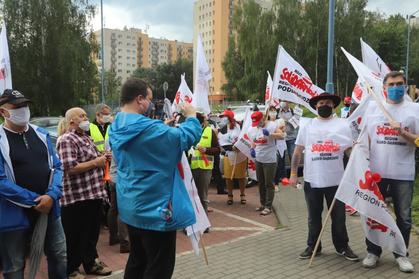 Protest związkowców ze "skarbówki" w Katowicach. Zarzucają dyrektorowi łamanie praw pracowniczych