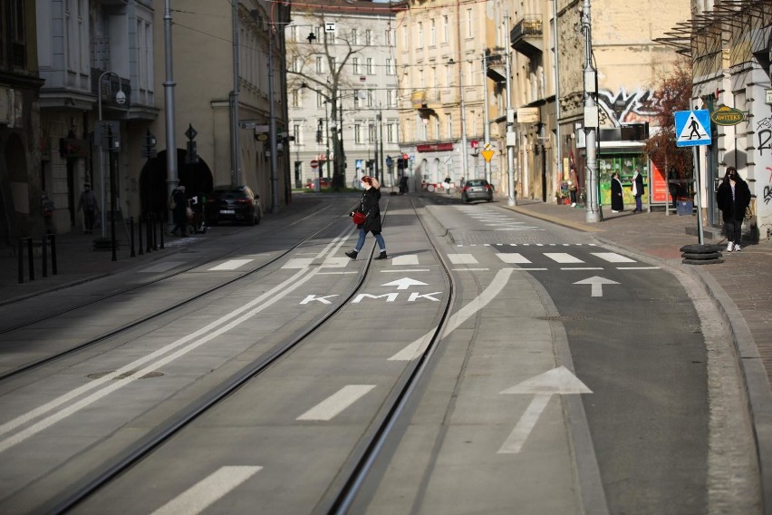 Kraków. Nie wyegzekwowali poprawek na przebudowanej ulicy Krakowskiej. Największy problem jest z płytami torowymi