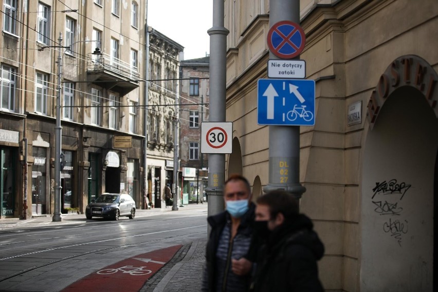 Kraków. Nie wyegzekwowali poprawek na przebudowanej ulicy Krakowskiej. Największy problem jest z płytami torowymi