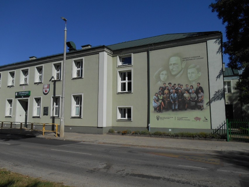 Bielsk Podlaski. Na ścianie I LO powstał mural upamiętniający założycieli polskiego gimnazjum