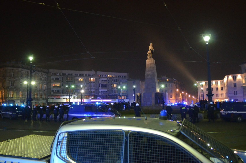 Kibice Widzewa zatrzymani na ul. Piotrkowskiej. Policja uniemożliwiła przemarsz [FILM, ZDJĘCIA, NOWE FAKTY]