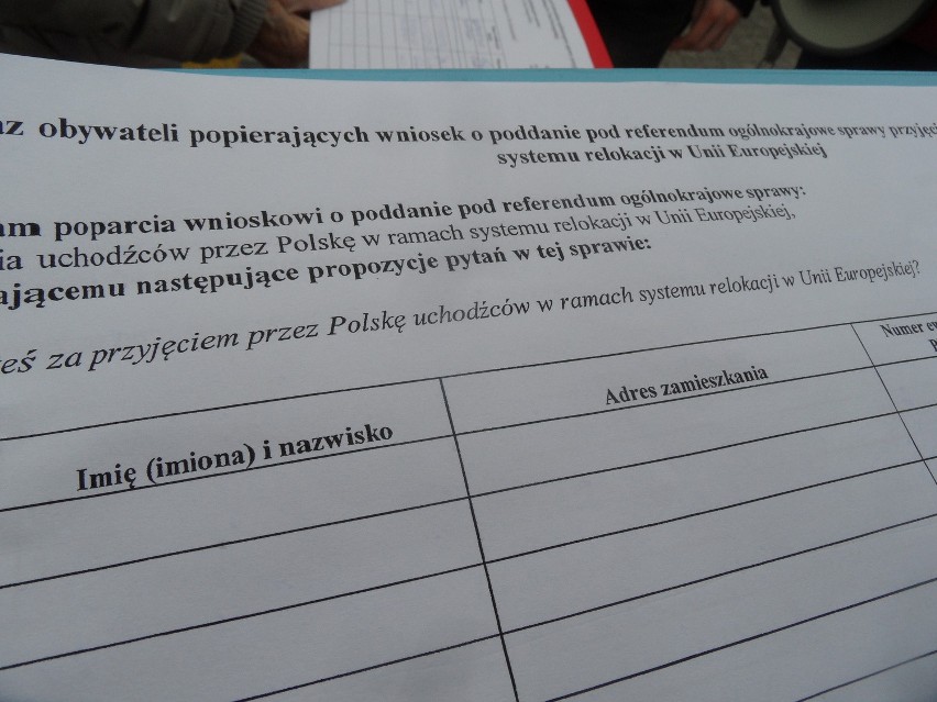 W Częstochowie Kukiz'15 zbiera podpisy w sprawie przyjęcia uchodźców ZDJĘCIA 