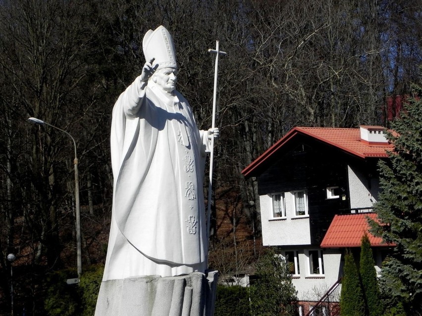 Pomnika papieża Jana Pawła II z ogonem? w Sopocie.
