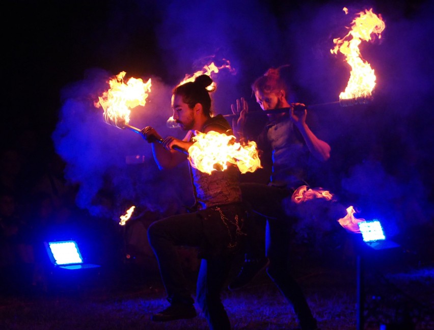 Carnaval Sztukmistrzów 2021: działo się na terenie browaru Perła. Ogniste show MansterVille & Blackout Paradox. Zobacz zdjęcia