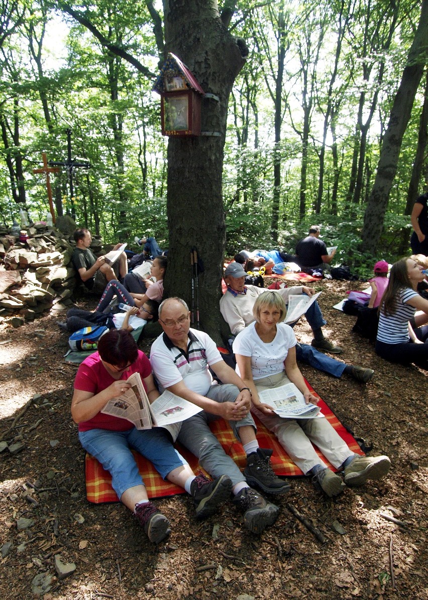 Odkryj Beskid Wyspowy. W sobotni wieczór wspięli się na Luboń Wielki, a w niedzielny poranek pokonali Grodzisko