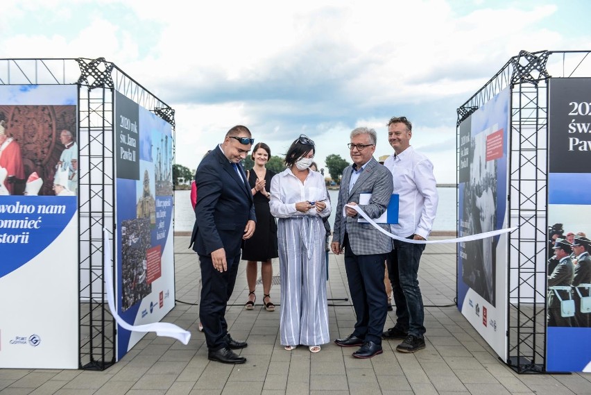 Wystawę otwarto na przedłużeniu skweru Kościuszki w Gdyni.