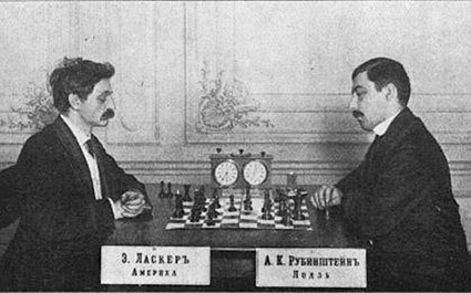 Turniej w Petersburgu w 1909 roku. W tej partii Akiba Rubinstein pokonał mistrza świata, dr. Ema-nuela Laskera. Przy nazwisku Rubinsteina nie widnieje "Rosja&#8221;, na którą się nie zgodził, a "Łódź&#8221;.