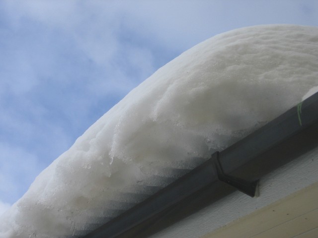 Zaśnieżony dachSpadł śnieg? Sprawdź, czy nie musisz odśnieżyć dachu