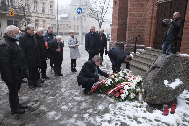 Przed głazem przy ul. Fredry, postawionym w miejscu gdzie znaleziono ciało Piotra Majchrzaka, zabitego przez milicjantów z ZOMO, złożono kwiaty.