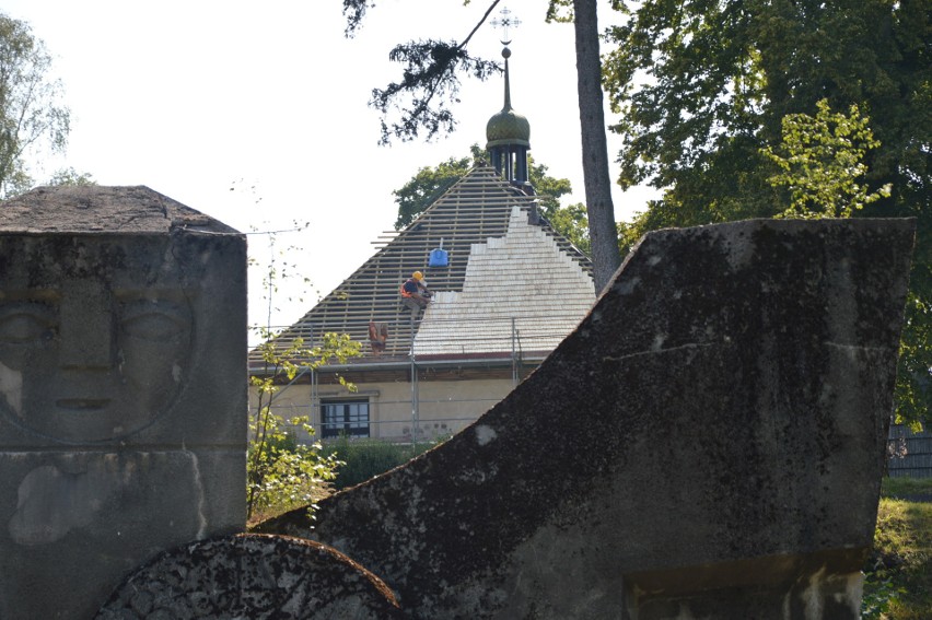 Trwa remont dachu cerkwi św. Jerzego w Bytowie. To zabytkowy...