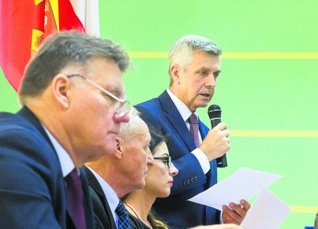 Antoni Pełkowski, starosta powiatu białostockiego (na zdjęciu pierwszy z prawej) może czuć się bezpieczny. Wniosek o jego odwołanie jest ciągle przesuwany.
