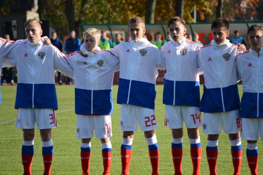 Mecz Rosja - Islandia U 15 na stadionie w Nowym Dworze...
