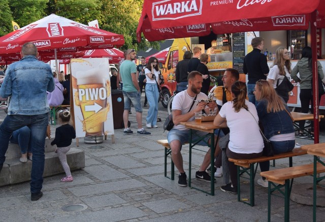 Ostatnie zloty food trucków w Szydłowcu cieszyły się ogromnym zainteresowaniem. Zobaczcie zdjęcia na kolejnych slajdach z roku 2021 oraz 2022.