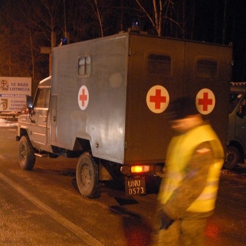 Akcja ratunkowa rozpoczęła się kilka minut po katastrofie. Wzięło w niej udział kilkadziesiąt osób: strażacy, ratownicy medyczni. Sprawę bada prokuratura garnizonowa w Koszalinie.