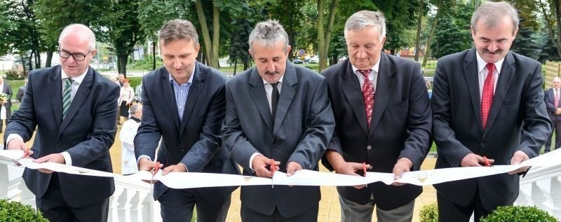 Prokurator generalny Andrzej Seremet (pierwszy z lewej) ciął...