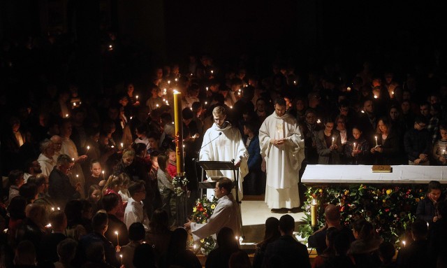 Liturgia światła i poświęcenie ognia u rzeszowskich Dominikanów.ZOBACZ TEŻ: Więźniowie z Meksyku odegrali Drogę Krzyżową. 250 osadzonych ćwiczyło inscenizację przez trzy miesiące