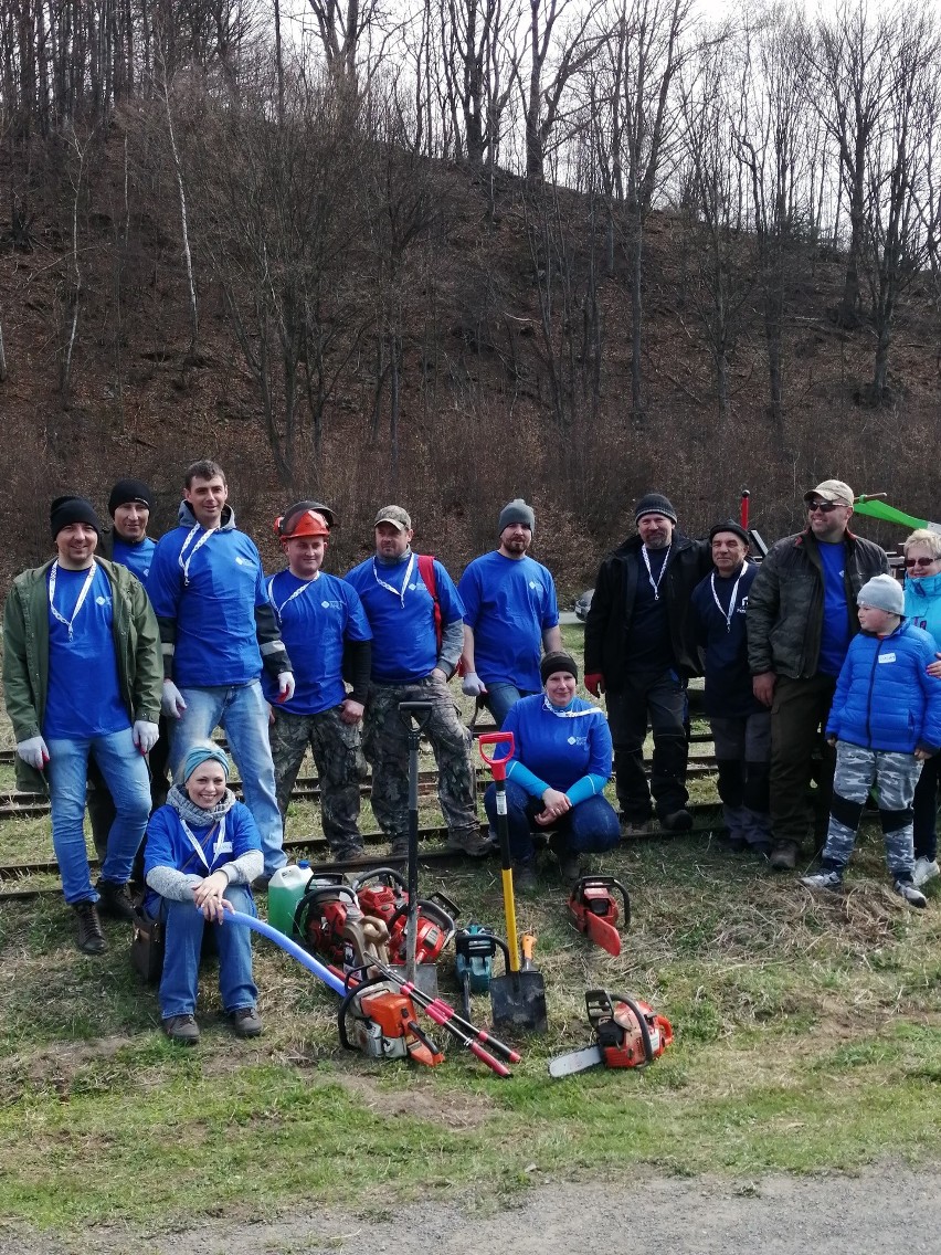 Akcja fundacji Torem Osławy w gminie Komańcza. Chcą reaktywować kolejkę wąskotorową z Rzepedzi do Duszatyna. Porządkowali torowisko [FOTO]