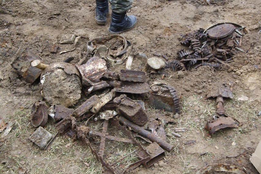 Część z wydobytych z ziemi hełmów trafiła do konserwacji....