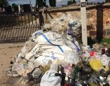Bałagan obok cmentarza parafialnego w Wierzbicy. Czytelniczka skarży się na górę śmieci. Kto powinien posprzątać? Zobaczcie zdjęcia