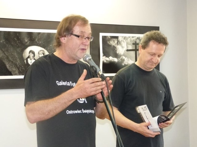 Autor zdjęć Zbigniew Podsiadło (z prawej) z kustoszem Galerii Fotografii Andrzejem Ładą.