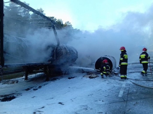 Po godz. 9.00 na autostradzie A2 doszło do pożaru ciężarówki. Droga jest zablokowana od 103 km na trasie Świecko-Poznań, w okolicach Nowego Tomyśla, samochody kierowane są objazdami. Na miejscu pracuje straż pożarna i policja.