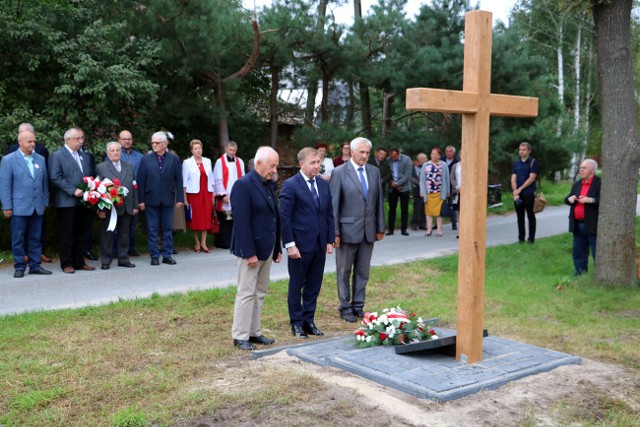 Delegacja gminy Radomyśl nad Sanem z wójtem Janem Pyrkoszem (w środku) przy krzyżu w Żabnie