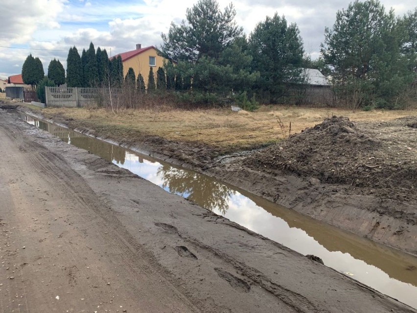 Gospodarze gminy Grabów nad Pilicą i powiatu kozienickiego rozmawiali na temat naprawy drogi powiatowej w Augustowie