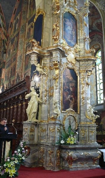 XVIII &#8211; wieczny ołtarz boczny wrócił do katedry po konserwacji. O przeprowadzonych pracach mówił konserwator dzieł sztuki Marcin Gruszczyński.