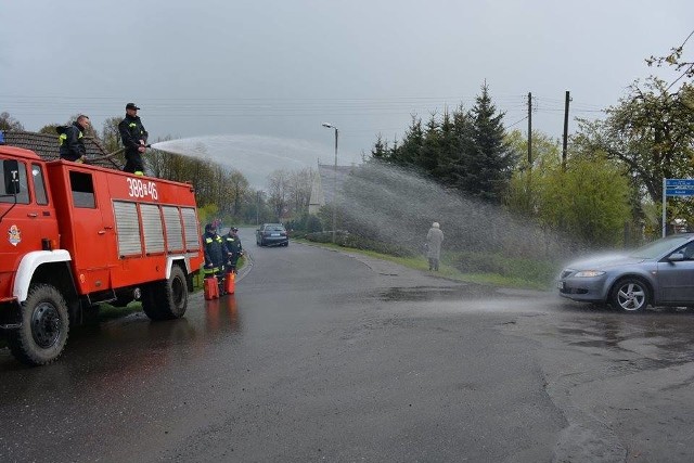 Zwyczaj polewania domów przez strażaków będzie kultywowany m.in. w gminie Otyń i w Stypułowie w gminie Kożuchów. Mieszkańcy lubią te wspólny zabawy. Czasem sami przygotowują wodne zasadzki na straków. Marcin Urbanowski, kiedy przeprowadził się z gminy Zabór do gminy Otyń i wstąpił do Ochotniczej Sraży Pożarnej przeniósł na grunt tej gminy zwyczaj polewania domów przez strażaków w Lany Poniedziałek. Zaczęło się w 2010 roku. - Chyba tylko w jeden Lany Poniedziałek ni ewybraliśmy się z naszą akcją, bo było bardzo zimno. Zwykle zaczynamy juz od rana w Poniedziałek Wielkanocny. Polewamy domy i posesje, żeby symbolicznie ochronić domostwa przed ogniem. To forma zabawy, jak jest ciepło mieszkańcy z nami się polewają wodą. Robią na nas zasadzki. Jest wesoło. Składamy życzenia świąteczne - opowiada prezes OSP Marcin Urbanowski.W tym roku strażacy z OSP Otyń zamierzają dotrzeć do każdej wsi w gminie. Do tej pory nie zdarzyło się, żeby ktoś się sprzeciwił wylewaniu wody na domy. Czasem komuś przeszkadzały tylko sygnały dźwiękowe wozu strażackiego, w tym przypadku włączane tylko po to, by podkreślić obecność strażaków i początek zabawy.Podobnie wesoło ma być też w Stypułowie. - Będzie to nasz trzeci raz. Reakcje ludzi są różne, lecz w większości przypadków są bardzo pozytywne - opowiada Sylwester Niewiadomski, sekretarz OSP Stypułow. - Dzięki takiej akcji pokazujemy ludziom, że straż to nie tylko pożary i inne zdarzenia, ale także integracja z mieszkańcami Stypułowa. Festyny, polewanie wody,  to fajna inicjatywa, którą lubią szczególnie dzieci. Uważam, że taka tradycja powinna trwać ponieważ jest to okazja do zaangażowania, zarówno strażaków, jak i mieszkańców w wspólnym, jakże wesołym celu.Tradycja świętowania Wielkiego Poniedziałku sięga XIV wieku. W drugi dzień świąt wielkanocnych wszyscy oblewają się wodą. Początkowo było to święto pogańskie. Obecnie kojarzy się ze świętem chrześcijańskim polegającym na oblewaniu się wodą. Jest to zwyczaj szczególnie popularny wśród dzieci i młodzieży. Najczęściej do oblewania się korzystamy z butelek, wiaderek czy specjalnych zabawkowych pistoletów na wodę. POLECAMY PAŃSTWA UWADZE: