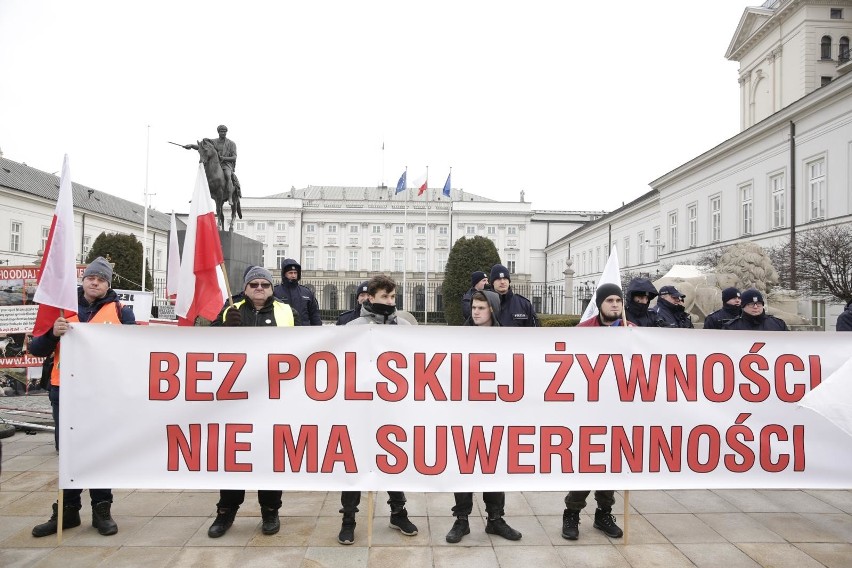 Warszawa: Protest rolników 2019 [ZDJĘCIA] AgroUnia zorganizowała 6.02 "oblężenie stolicy", manifestacja przed Pałacem Prezydenckim [WIDEO]