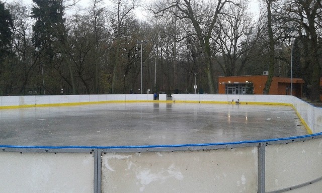 Nowa ślizgawka powstanie w miejscu skateparku. W piątek tafla udostępniona będzie do 21. Później - siedem dni w tygodniu w godz. 9 - 21.