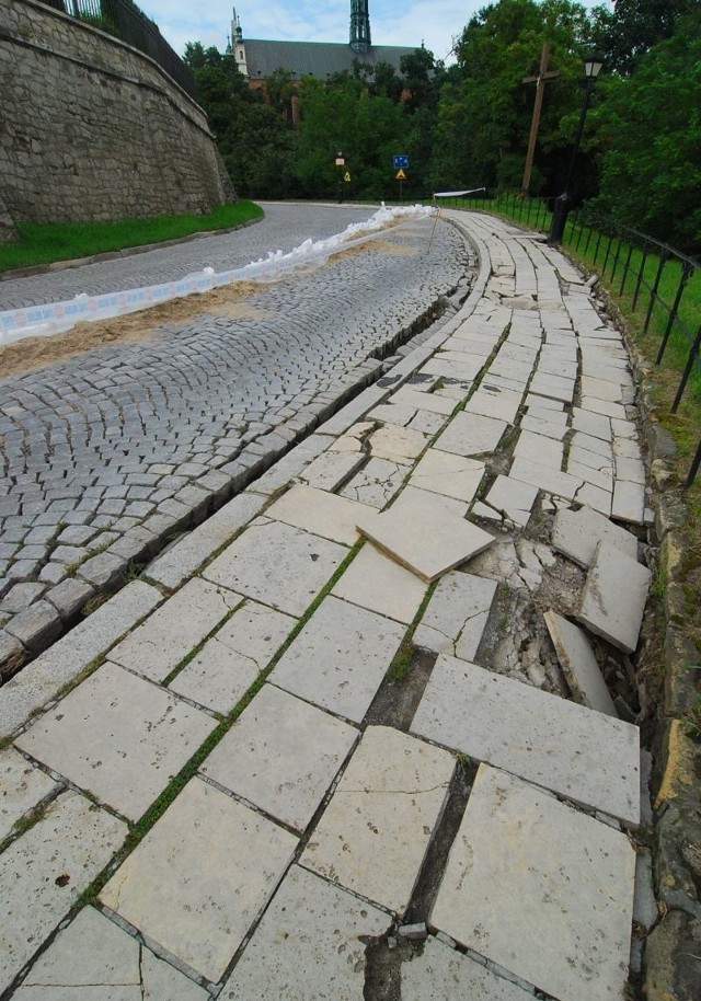 Zabezpieczone workami z piaskiem miejsce ustąpienia ziemi.