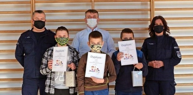 Uczniowie ze szkoły w Przyłęku zostali nagrodzeni podczas konkursu "Kręci mnie bezpieczeństwo przez cały rok szkolny".