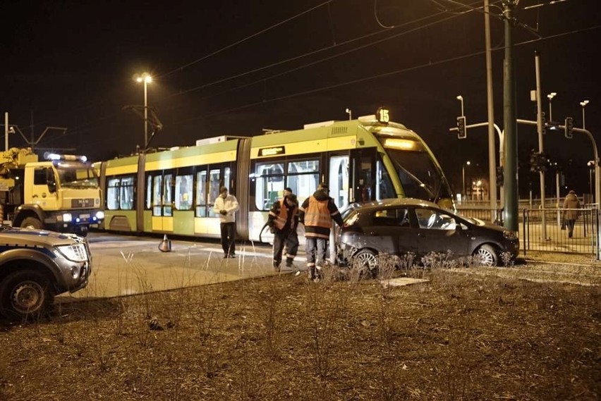 Zderzenie samochodu z tramwajem na Grunwaldzkiej