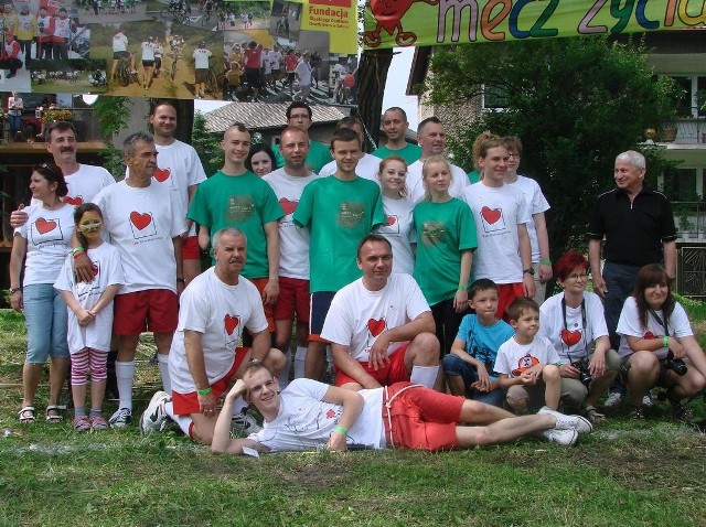 Jasiek Mela (pierwszy z lewej w zielonej koszulce) prowadził drużynę "Składaków"