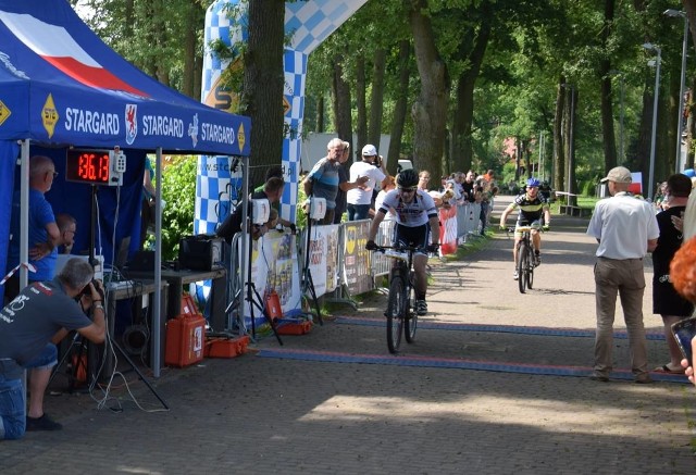 Paweł Piotrowicz pokonuje linię mety po przejechaniu 58 kilometrów w czasie 1.36,12 godz.