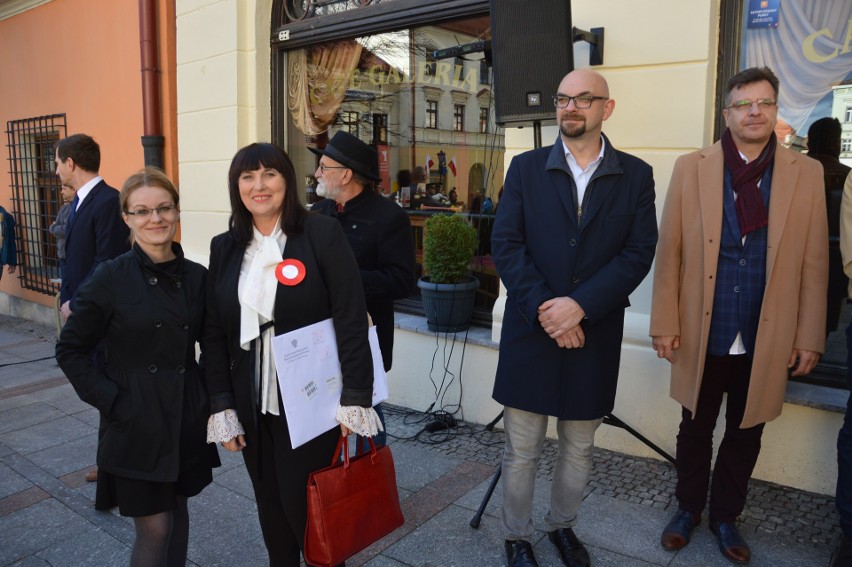 Na tarnowskim rynku odsłonięto pomnik Tadeusza Tertila [ZDJĘCIA]