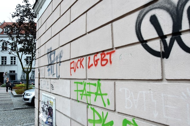 Homofobiczny napis na ścianie w Opolu