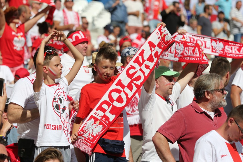 Flaga nie powinna zawierać jakichkolwiek napisów. Kibice...